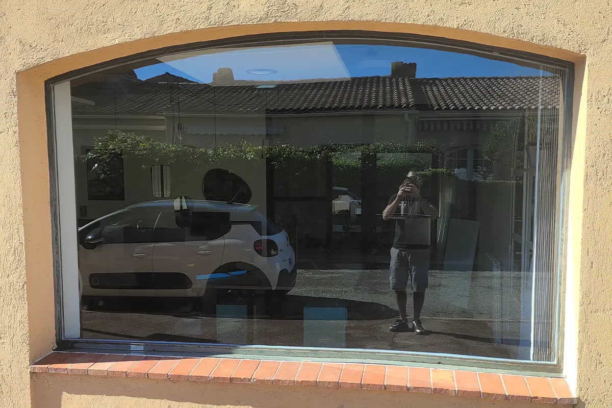Nouvelle vitre de magasin posée par AT Vitrerie à Grasse (06)