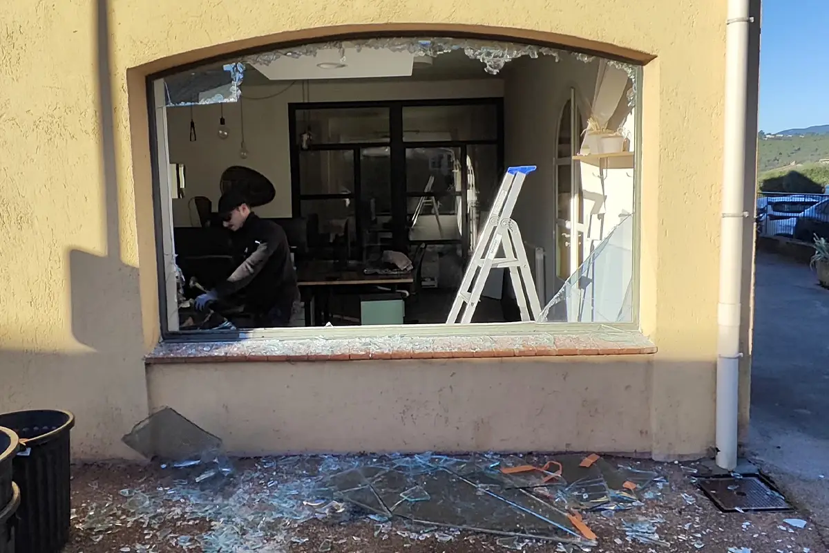 Vitre de magasin brisée avant remplacement à Grasse (06)