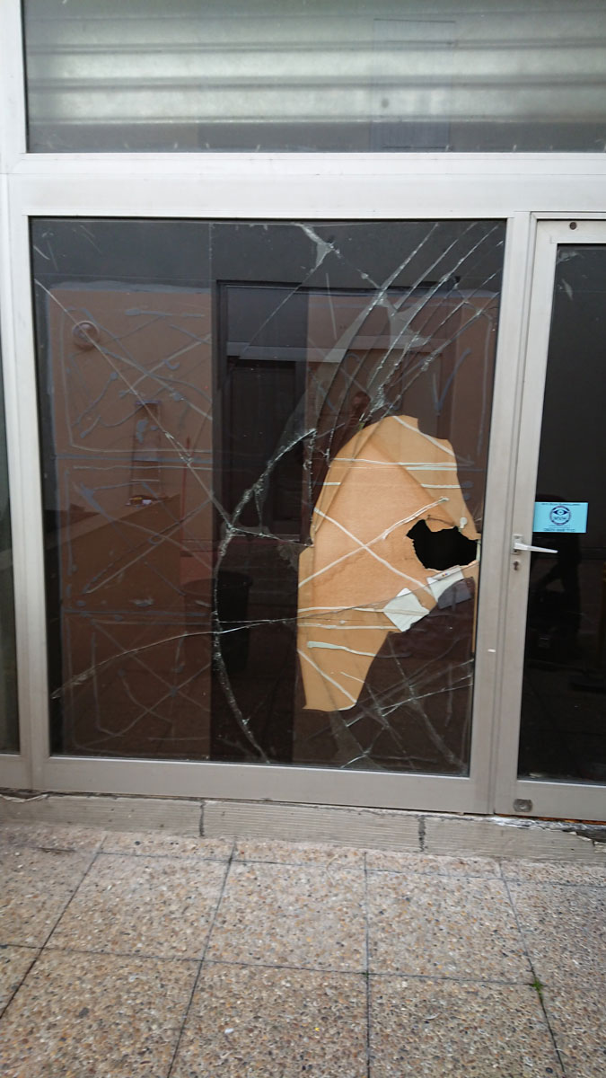 Remplacement de vitrine cassée de magasin à Nice (06)