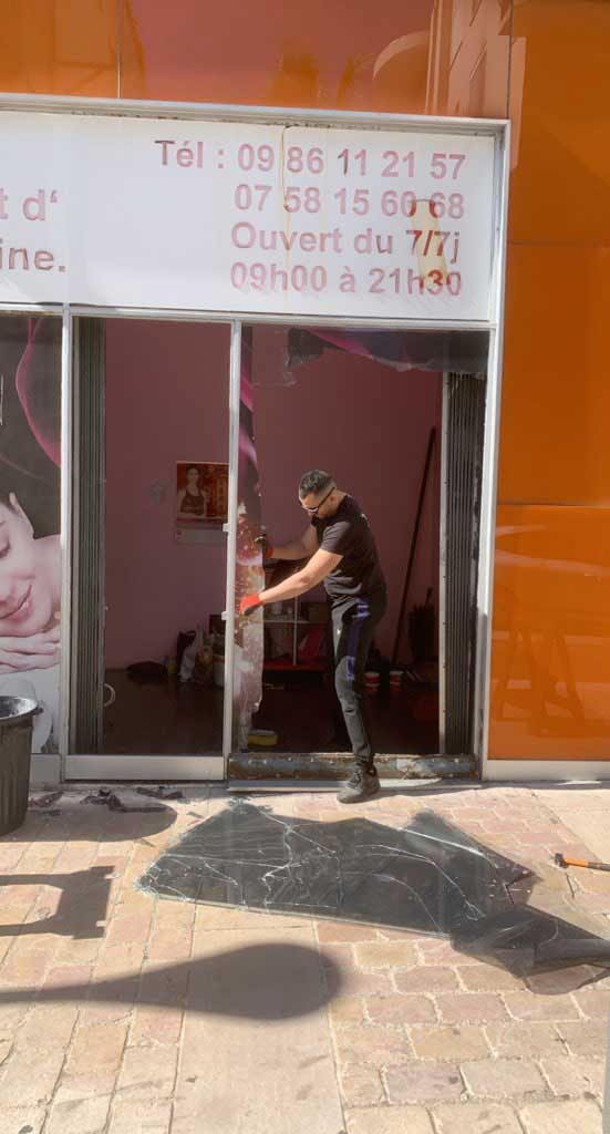 Remplacement de vitrine cassée de magasin Cannes (06)